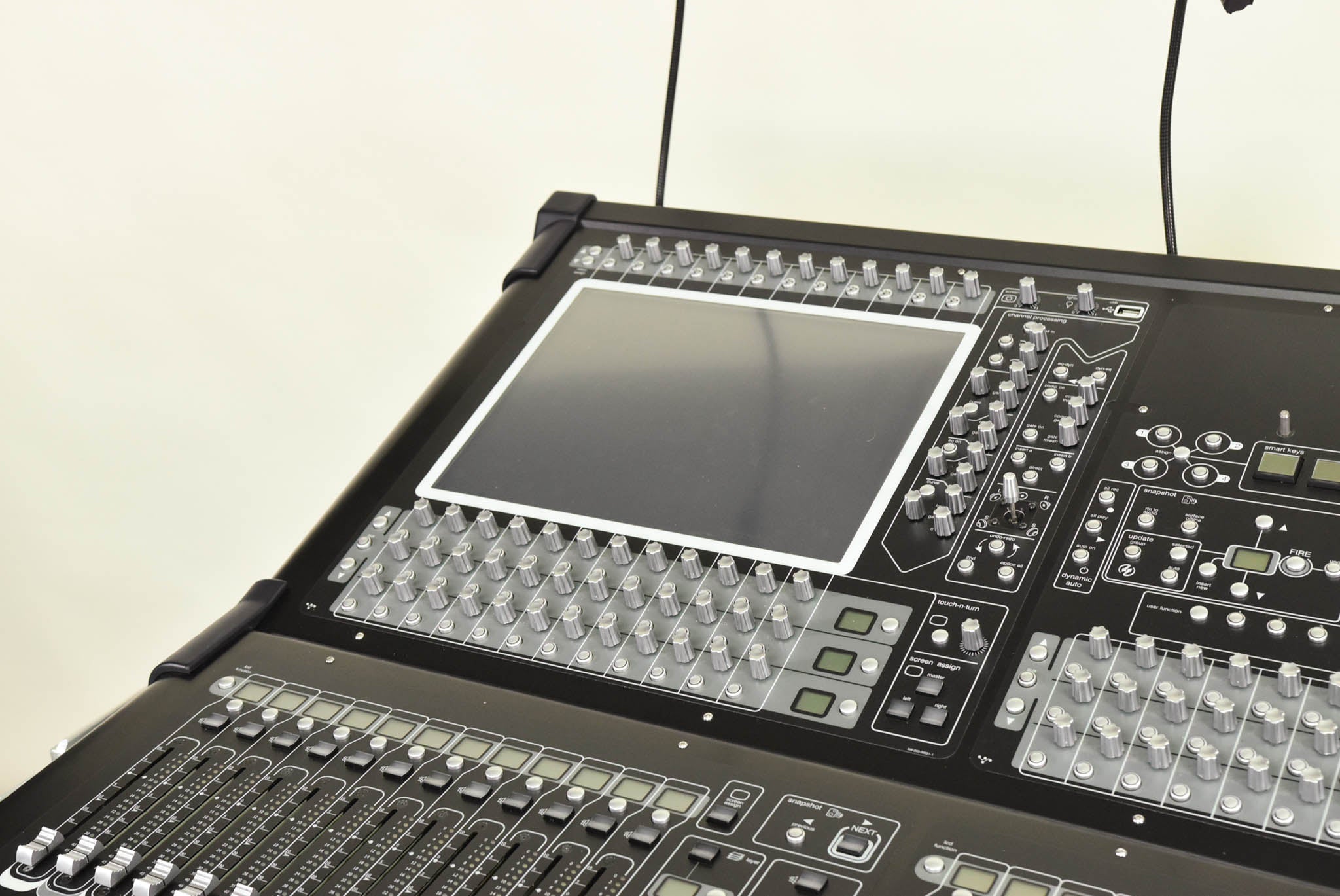 DiGiCo SD10-24 Digital Mixing Console with Road Case