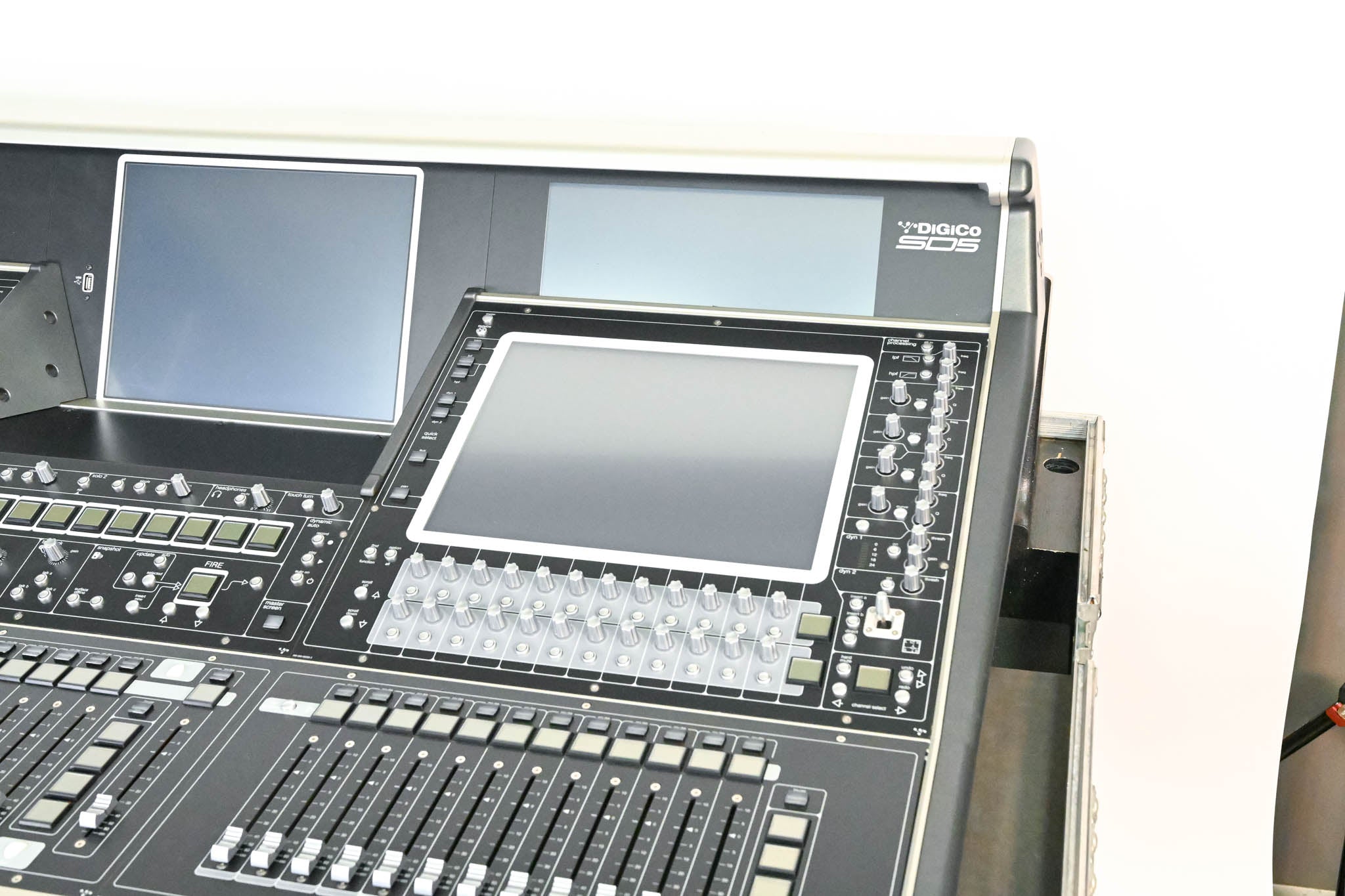 DiGiCo SD5 Digital Mixing Console with Road Case